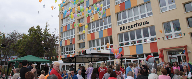 Festlichkeit vor dem Bürgerhaus in Hohenstücken